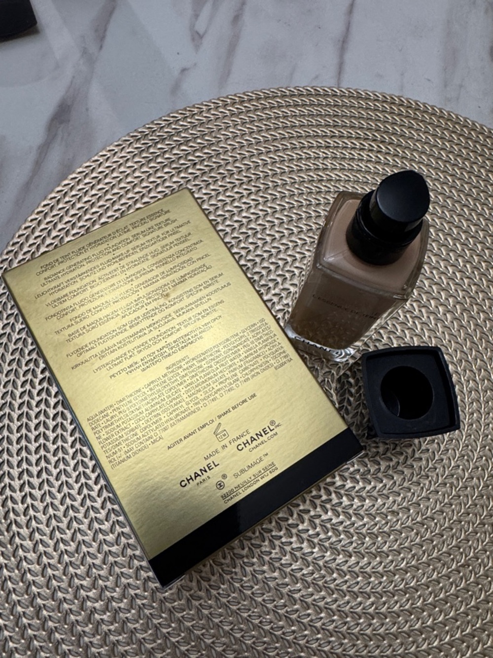 CHANEL Sublimage L'Essence de Teint Foundation - Beige / Gold Packaging - Picture 4 of 4